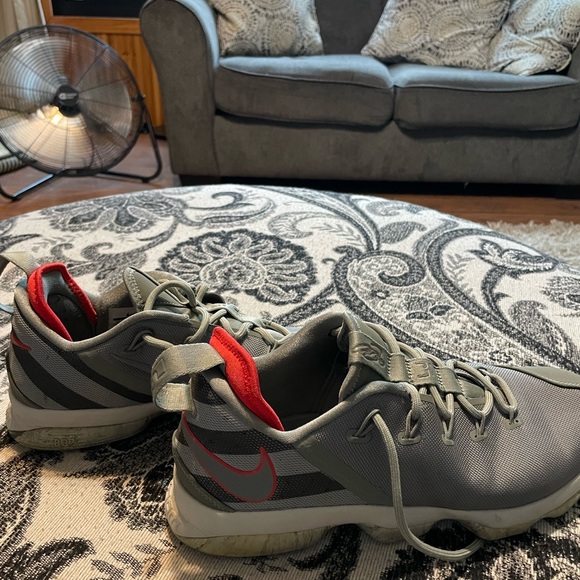 Lebron James Nike basketball shoes - Picture 3 of 7